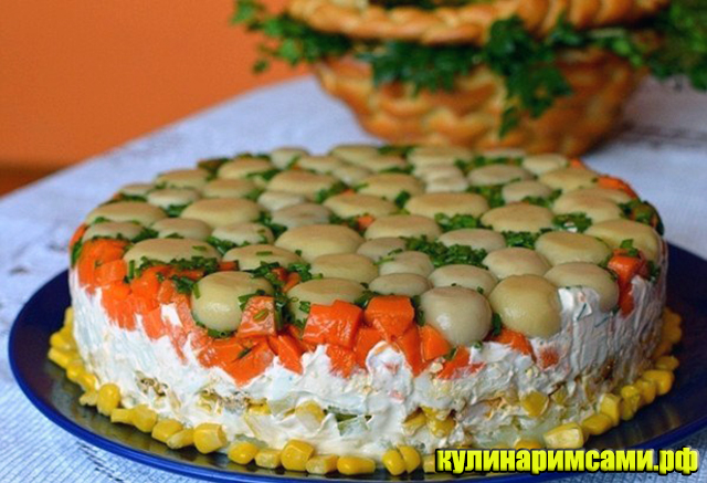 Салат-торт с курицей и грибами